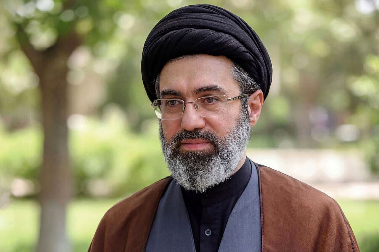 رهبر انقلاب: وجود حدّ کافی از کالاهای عمومی ضرورت قطعی است/ اولویت‌بخشی به تولید داخل